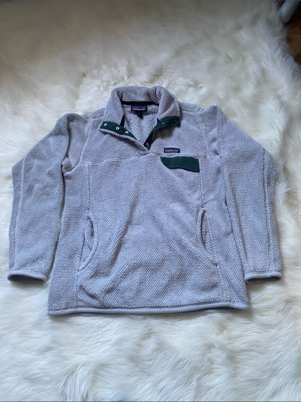 Patagonia Light Gray Sherpa Fleece Jacket with Dark Green Accents
